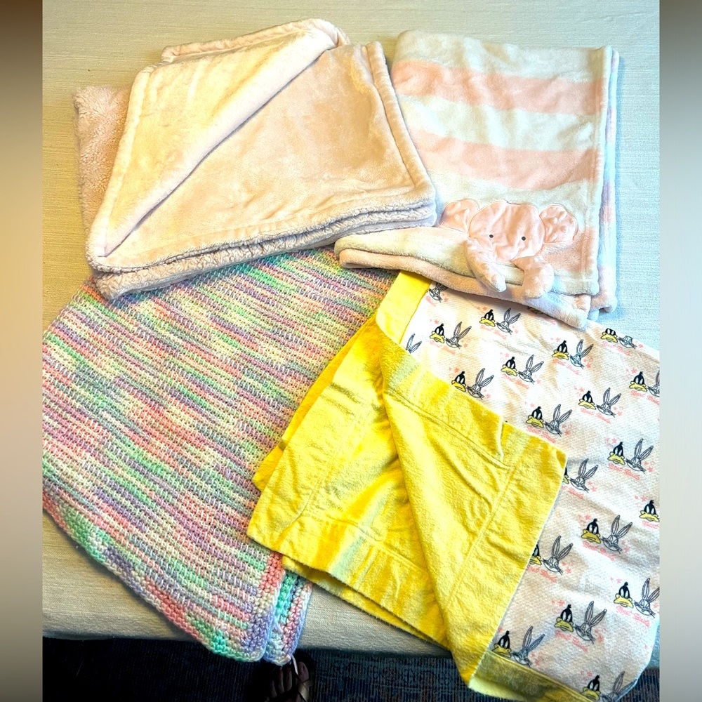 4 large baby blankets & 2 Muslin swaddle blankets